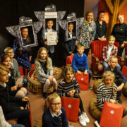 Ettelugemisvõistlusel osalejad Eesti Lastekirjanduse keskuses. Ees triibulises kleidis Hanna Kuum.