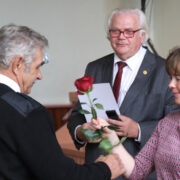 Esimesele Emmaste vallavanemale Aare Ernesele ulatab lilleõie Kairi Lõppe, keskel tänumedaliga Ago Kokser.