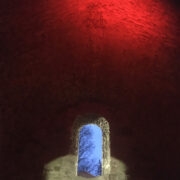 Kiriku põlengut meenutas punane valgustus, mis mälestusõhtul ootamatult sisse lülitus.