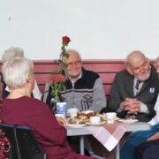 Eakate päeva peolaud Kärdla kultuurikeskuses – keskel ministri tänukirja pälvinud Aare Ristmägi.