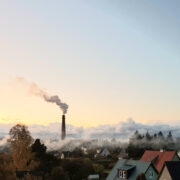 Kütteperiood toob kaasa korstnaist tõusvad suitsusambad.