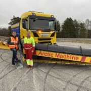 TALVEKS VALMIS: OÜ Warren Safety tegevjuht Kristjan-Raul Pettinen (vasakul) ja hooldeauto juht Ülari Havi Tubala vaia parklas.