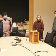 Käina põhikooli õpilased (vasakult) Jakob ja Brigitta Metsküla ning Heidi Kirsi käisid valimas Käina osavalla noorte esindajat. Seisavad Omar Jõpiselg ja Hergo Tasuja, protokolli kirjutab Anne Sarapuu.