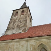 Pühalepa kirik annab märku, et temagi vajaks hoolt.