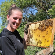Ainus hiiumaine mesi, mille ka e-poest leiab, on pärit Lemmena mesindustalust, mida peavad isa ja tütar, Jüri ja Viive-Kai Rebane.
