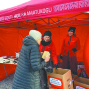 Hoiuraamatukogu töötajad ja telk Pärnus.