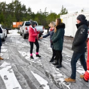 Kohtumine Palukülas: (vasakult) Evelin Mesila, terekätt annavad Aivi Auga ja Kaia Põtter, tema kõrval Martina Martinson, Martin Lauri ja Elo Saue.