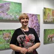 Näituse avamisel palusin Tiinal näidata oma lemmikpilte. Ja palun väga, siin nad siis on – Tiina ise, lapsesilmadega kuuvanune rebasekutsikas ja just tuvi kätte saanud kull.