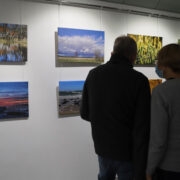 Näitusefotosid nautimas.