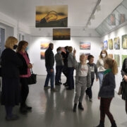 Näituse “Fotoretked kodusaarel” avamise publik Kärdla kultuurikeskuse näitusesaalis.