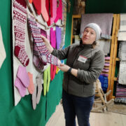 KadiKadi Kiiver esitleb Niina Laitineni juhendite järgi valminud kudumeid, pildil tema lemmikud, jõulusokid, kus valge lõng mustriks, mitte taustaks.