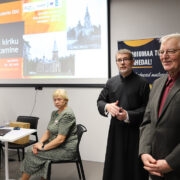 Leader programmi toetusetaotlust esitlesid Hiidlaste koostöökogule preester Aabraham Tölpt ja haridusseltsi Edu juhatuse esimees Agu Kohari.