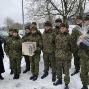 Heli Tuisk, Anneli Pitk, Raili Nõgu ja vahipataljoni ajateenijad kingitustega.