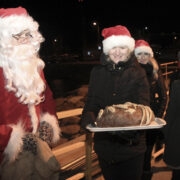 Viis aastat tagasi võtsid Leigri sadamas vastu Hiiumaa tarbijate ühistu jõuluvana ja kaunid päkapikud soola-leivaga.