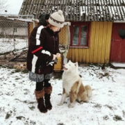 Ilmi Aksli ja Jakuudi laika Jaku koduõuel.