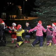 Teist aastat ehiti osavalla jõulukuusena Käina kiriku juures kasvav kuusk.