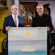 “Just meri ja ülemere-Hiiumaa on tänavuse laureaadi enda sõnul tema jaoks ammendamatu inspiratsiooni allikas,” sõnas Tartu Ülikooli rektor professor Toomas Asser Rahvusmõtte auhinna tänavusele laureaadile Erkki-Sven Tüürile tekstiilikunstnik Anu Raua loodud taiest üle andes.