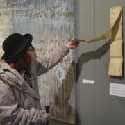 Ave Alavainu endakirjutatud ammust kirja lehitsemas.