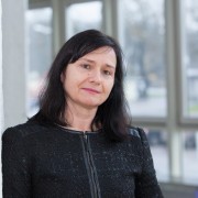 Viljandi arst Helve Kansi, kes nädalajagu Kärdla perearste asendas, soovib nüüd saarele tööle tulla.