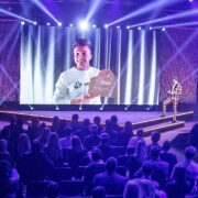 Kaarel Kotkas võttis auhinna vastu suure ekraani vahendusel.