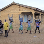 Küla keskel turu ja poodide piirkonnas.