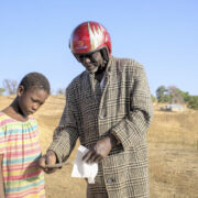 Victor annab Babale üle kirja Eestist.
