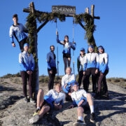 Koondise treener Elo Saue (keskel) koos Eesti noorte orienteerujatega, Eliise Kesküla vasakpoolse ja Maria Eller parempoolse posti juures.