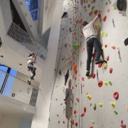 Ronimissein on suvel, kui piiranguid pole, enamasti täis broneeritud, hooajaväliselt võib ka lihtsalt tänavalt sisse astudes isegi laupäeval seinale pääseda.