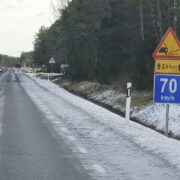 Sõites ligi kolme kilomeetri pikkusel maanteelõigul Lehtma teeristist Malvaste teeristini, tasub olla ettevaatlik – teel on lahtist killustikku.