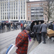 Üks 2021. aasta uudisfoto kategooria nominente on foto “Matus ja Meeleavaldus”. Koroonavastaste meeleavaldusega samal ajal toimus ka matus. Vähesed meeleavaldajad, need kes märkasid, langetasid kirstu väljatoomise hetkeks lipud ja pead.