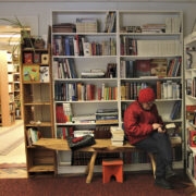 Lugeja Kõrgessaare raamatukogus.