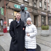 Maarja Undusk ja Eerik Niiles Kross koos isa, Jaan Krossi kujuga.