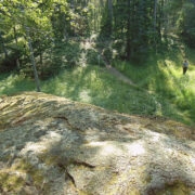 Vaade Kõpu Suurkivi harjalt annab aimu kivi võimsatest mõõtmetest.