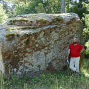 Ojaküla Põrgukivi ja loo autor.