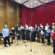 Collegium Musicale ja Endrik Üksvärav (vasakul) harjutamas Erkki-Sven Tüüri kooriteost “Ukrainale”.