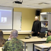 Hiiumaa malevkonna pealik Roman Lukas (vasakul) tutvustas esinejaid, paremal seisab Kuldar Kesküla.