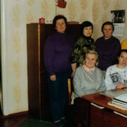 Ristna ilmajaama töötajad: seisavad (vasakult) Helle Kallas, Larissa Valk, Valve Teeäär ja Eda Mägi, ees istuvad Aino Oga ja Ene Oga.