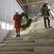 Kärdla kooli direktor Margit Kagadze tõi tammepärja katuselt alla mööda keerulise maja treppe.