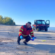 Hiiu- ja Läänemaa päästepiirkonna juht Hannes Aaasma juhendab masuudireostuse korjetöid.