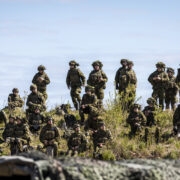 Õppusel osalevad kaitseväelased tankitõrjerelva Spike laskmisel keskpolügoonil.