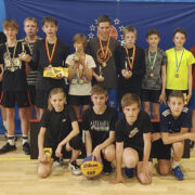 6.–7. klasside poiste võistkonnad kõik koos, keskel võidukarikad käes, neli Lauka kooli korvpallurit: (vasakult) Janori Remmelg, Marek Valk (heledas T-särgis), Juhan Metsand ja Mario Käär.