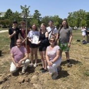 Käina kooli õpilased ja õpetajad istutasid Erasmuse parki oma puu.