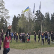 Palade kooli olümpia algas lippude heiskamise ja ühisvõimlemisega.