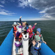 Kärdla kooli 1. klassi lapsed lähevad koos purjetamistreener Anni Rätsepaga merele purjetama.