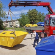 Laukale toodi 8. juunil kaks uut pakendikonteinerit, mis paigaldati uude asukohta.