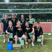 Hiiumaa meister Käina United: esireas (vasakult) Tanel Klee, Jaagup Kopli, Karl Markus Kivioja ja Kasper Pisa, tagareas (vasakult) Kermo Platov, Karl Värva, Quentin Chammard ja Henri Paulus.