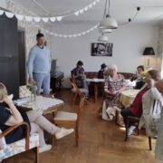 Kristjan Vanaselja (keskel) tutvustas enda loodud töövahendusportaali ja tööampsu kui võimalust.