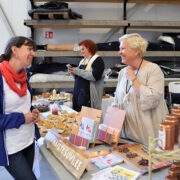 Ly Johansen (paremal) MTÜst Kärdla kohvikutepäev esitles vananaistesuve meeneid maikuus Hiiumaa esimesel turismimessil, üks huvilisi oli SA Hiiumaa sadamad juhatuse liige Liina Härm.