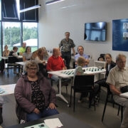 Kabemängijad turniiri avamisel spordikeskuse kabeklubi ruumides.