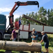 Vana Tubala vai rändas eile veoautokasti ja uus lebab maas, maasselöömiseks valmis. Vaia juures askeldavad (vasakult) Ermo Mäeots, Toomas Kokovkin ja Ain Tähiste.